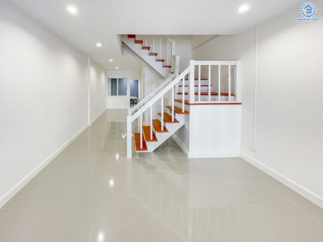 ทาวน์เฮ้าส์มือสองตกแต่งใหม่ ม.บุศรินทร์ บางบัวทอง บนเนื้อที่ 18 ตร.ว. ฟังก์ชัน 2 ห้องนอน 2 ห้องน้ำ 1 ที่จอดรถ ราคาถูกจนต้องรีบจอง! ทำเลดี เชื่อมต่อหลายเส้นทาง ถ.กาญจนาภิเษก, ถ.รัตนาธิเบศร์, ถ.บางกรวย-ไทรน้อย และใกล้เซ็นทรัลเวสต์เกต และรถไฟฟ้าสายสีม่วง "สถานีบางพลู" เพียง 5 นาที